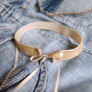 ZANDKLEURIGE FLUWELEN CHOKER - Universeel toepasbare, zachte, zandkleurige fluwelen choker met dubbelzijdige satijnen linten om individueel te knopen.