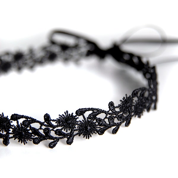 SWEET & TINY CHOKER - Sweet, small choker made of black lace, which is tied individually at the neck with double face satin ribbons