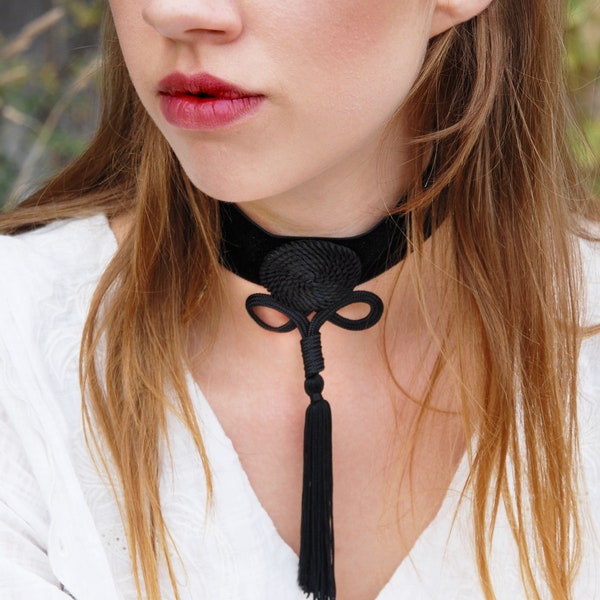 SAMURAI - Choker aus Samt und Satin mit Ornament und Quaste - lange Fransen