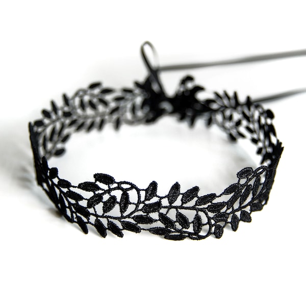 LEAVES CHOKER - Zarter, schwarzer Choker aus Spitze im Blätterdesign, der mit zwei Double Face Satinbändern individuell geschlossen wird