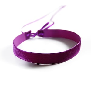 GARGANTA DE TERCIOPELO FUCSIA - Gargantilla clásica, densa y suave de terciopelo en color fucsia. El cuello se cierra individualmente con cintas de raso.