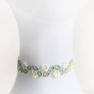 SPRINGTIME CHOKER Süßes, schmales Halsband aus Spitze mit grünen Blättern & milchweißen Blüten plus Satinbändern zum individuellen Binden Bild 3