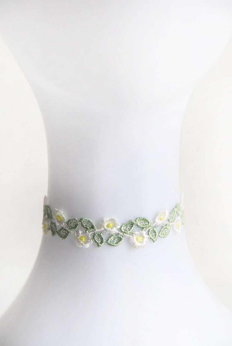 SPRINGTIME CHOKER Süßes, schmales Halsband aus Spitze mit grünen Blättern & milchweißen Blüten plus Satinbändern zum individuellen Binden Bild 3