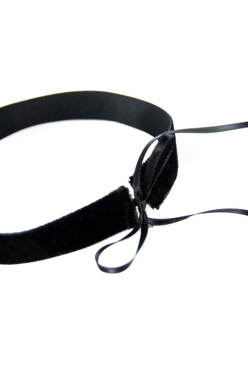 GARGANTILLA DE TERCIOPELO NEGRO elegante gargantilla de terciopelo negro con finas cintas de raso para atar imagen 3
