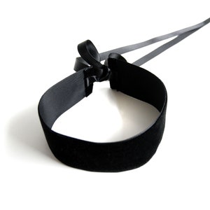 BIG BLACK VELVET Choker Zeitloser, breiter, schwarzer Samtchoker, der individuell mit Double Face Satinbändern gebunden wird Bild 3