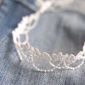 TENDRIL CHOKER white Süßer, kleiner Choker aus weißer Spitze im Rankendesign mit dünnen Double Face Satinbändern zum individuellen Binden Bild 2