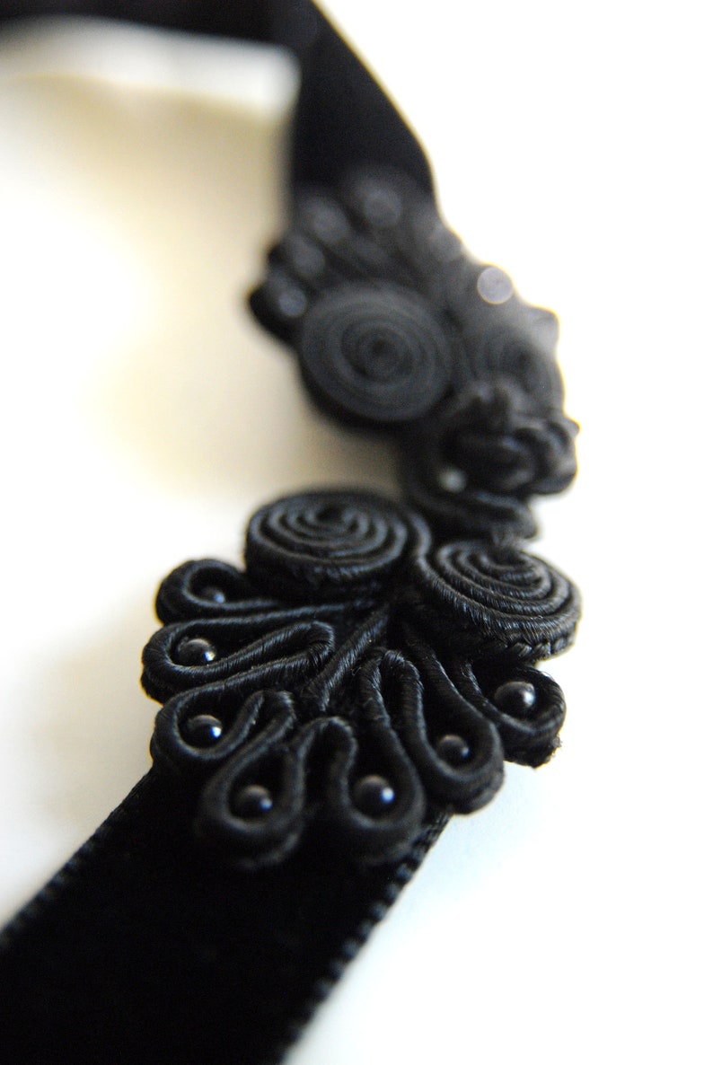 POSAMENT CHOKER schwarzer, stilvoller Samtchoker, der mit einem verschnörkelten Posamentenverschluss mit kleinen Perlen geschlossen wird Bild 2