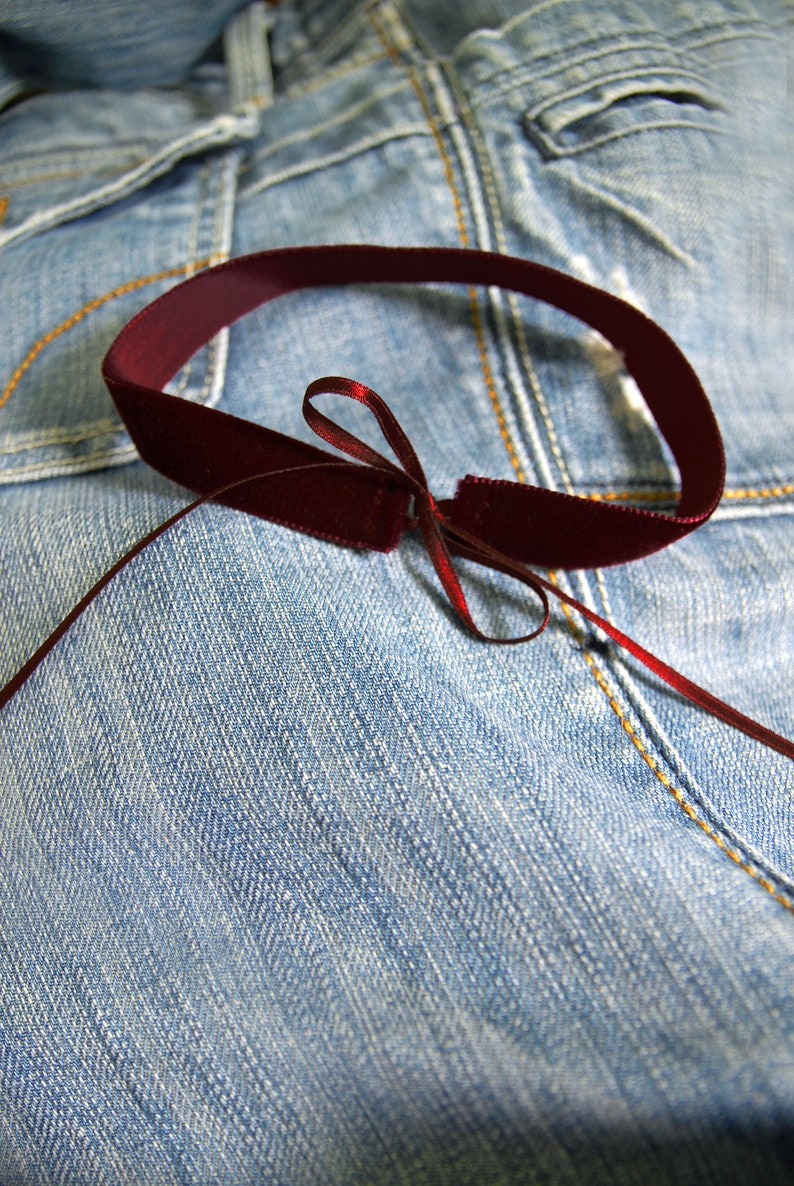 BURGUNDY VELVET CHOKER Edler, burgunderfarbener Samtchoker mit dünnen Double Face Satinbändern zum Binden Bild 5