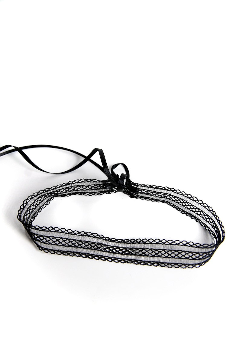 BREEZE CHOKER Gargantilla negra, transparente, elástica y atemporal, atada individualmente con cinta de raso de doble cara de alta calidad. imagen 5