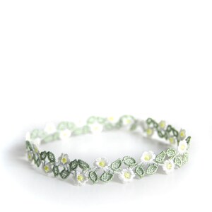 SPRINGTIME CHOKER Süßes, schmales Halsband aus Spitze mit grünen Blättern & milchweißen Blüten plus Satinbändern zum individuellen Binden Bild 5