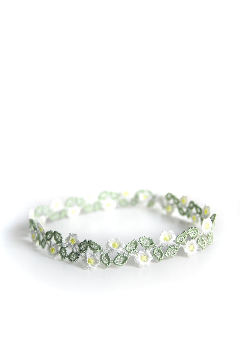 SPRINGTIME CHOKER Süßes, schmales Halsband aus Spitze mit grünen Blättern & milchweißen Blüten plus Satinbändern zum individuellen Binden Bild 5