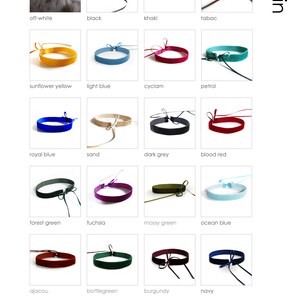 Pu&ograve; includere: Una collezione di 16 collane choker in velluto di vari colori, tra cui bianco sporco, nero, kaki, tabacco, giallo girasole, azzurro, ciclamino, petrolio, blu reale, sabbia, grigio scuro, rosso sangue, verde bosco, fucsia, verde muschio, blu oceano, ajacou, verde bottiglia, bordeaux, blu navy, menta, corallo, grigio delfino e lilla.