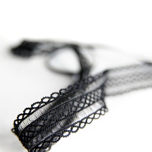 BREEZE CHOKER Gargantilla negra, transparente, elástica y atemporal, atada individualmente con cinta de raso de doble cara de alta calidad. imagen 2