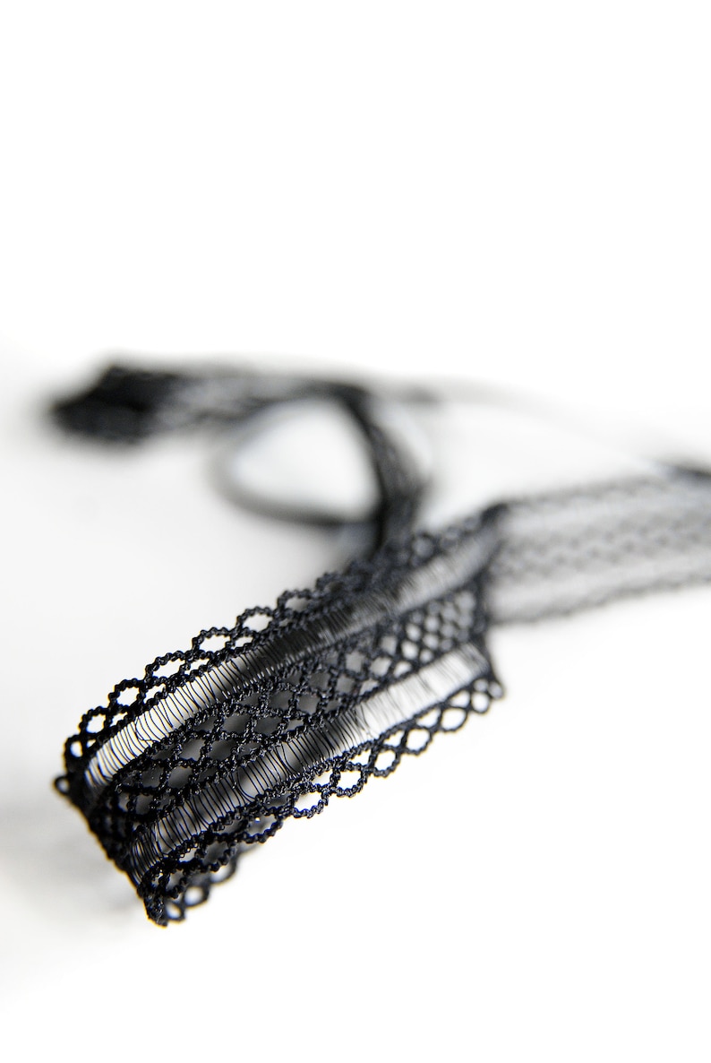 BREEZE CHOKER Gargantilla negra, transparente, elástica y atemporal, atada individualmente con cinta de raso de doble cara de alta calidad. imagen 2