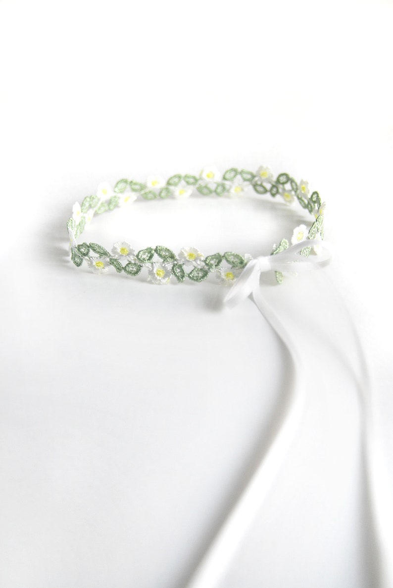 SPRINGTIME CHOKER Süßes, schmales Halsband aus Spitze mit grünen Blättern & milchweißen Blüten plus Satinbändern zum individuellen Binden Bild 6