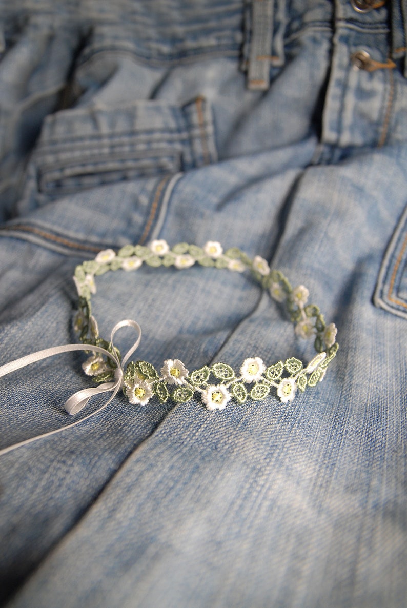 SPRINGTIME CHOKER Süßes, schmales Halsband aus Spitze mit grünen Blättern & milchweißen Blüten plus Satinbändern zum individuellen Binden Bild 1