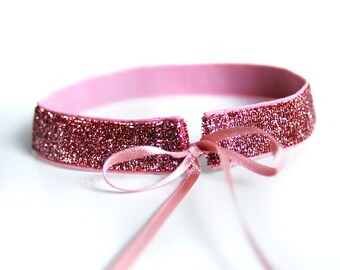 GLIMMER CHOKER PINK - Glittering, stretchy, rosé velvet choker that is individually tied with satin ribbons made from recycled PET bottles