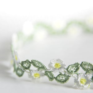 SPRINGTIME CHOKER Süßes, schmales Halsband aus Spitze mit grünen Blättern & milchweißen Blüten plus Satinbändern zum individuellen Binden Bild 2