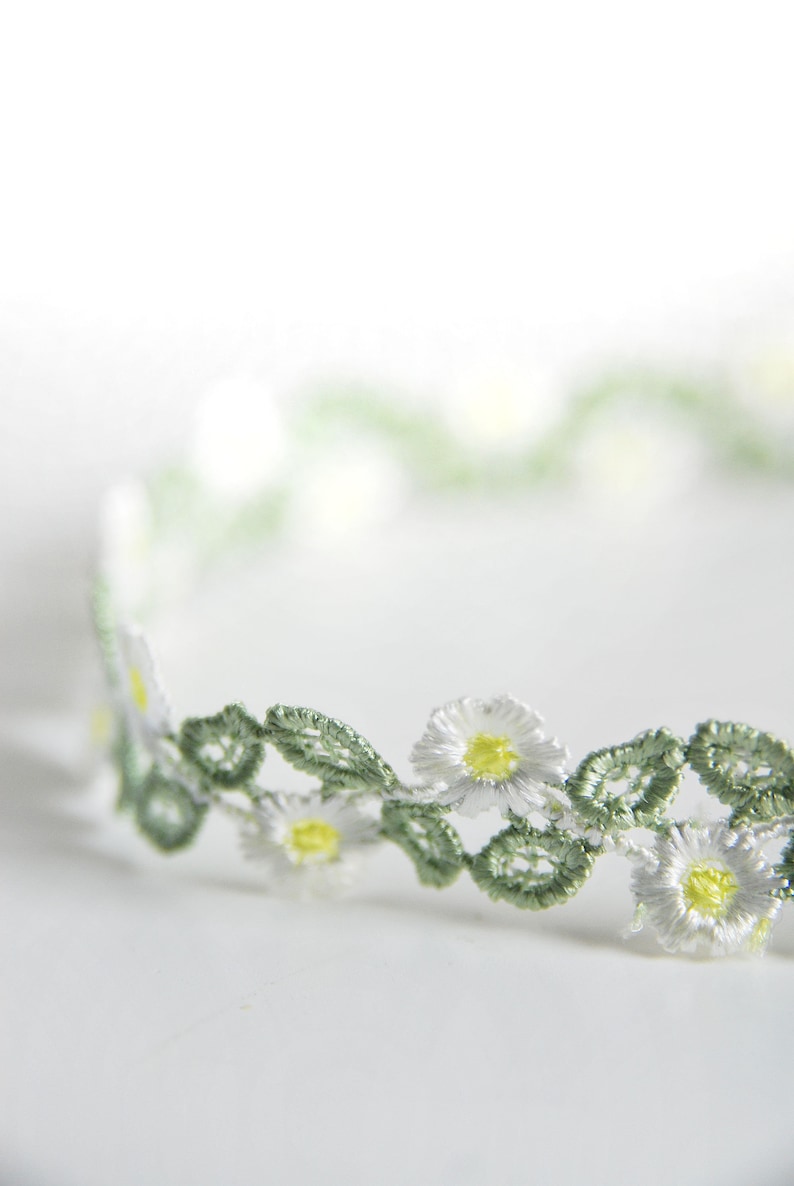 SPRINGTIME CHOKER Süßes, schmales Halsband aus Spitze mit grünen Blättern & milchweißen Blüten plus Satinbändern zum individuellen Binden Bild 2