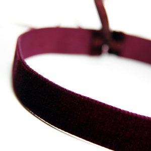 BURGUNDY VELVET CHOKER Edler, burgunderfarbener Samtchoker mit dünnen Double Face Satinbändern zum Binden Bild 3