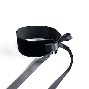 BIG BLACK VELVET Choker Zeitloser, breiter, schwarzer Samtchoker, der individuell mit Double Face Satinbändern gebunden wird Bild 4