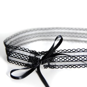 BREEZE CHOKER Gargantilla negra, transparente, elástica y atemporal, atada individualmente con cinta de raso de doble cara de alta calidad. imagen 4