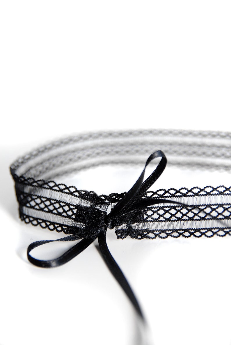 BREEZE CHOKER Gargantilla negra, transparente, elástica y atemporal, atada individualmente con cinta de raso de doble cara de alta calidad. imagen 4