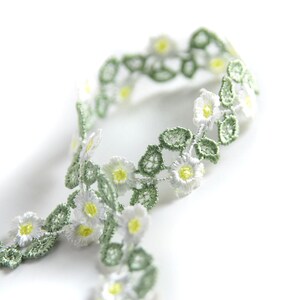 SPRINGTIME CHOKER Süßes, schmales Halsband aus Spitze mit grünen Blättern & milchweißen Blüten plus Satinbändern zum individuellen Binden Bild 4