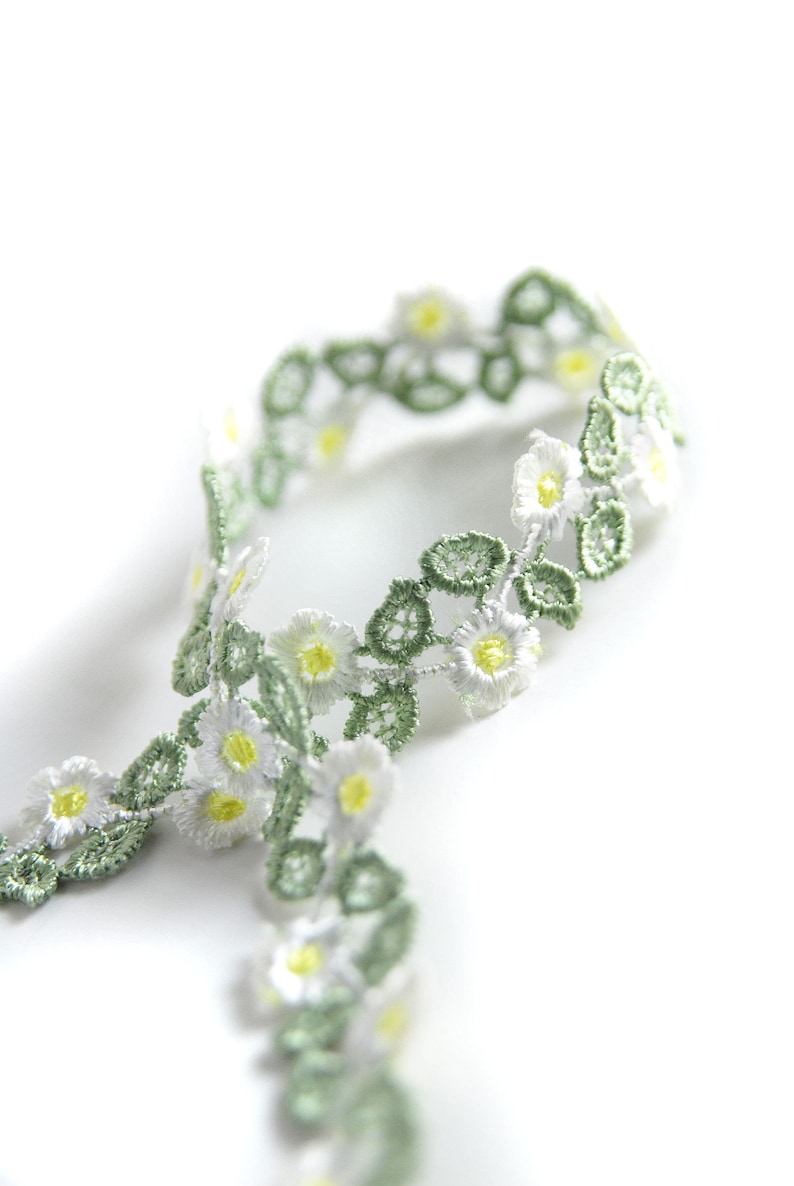 SPRINGTIME CHOKER Süßes, schmales Halsband aus Spitze mit grünen Blättern & milchweißen Blüten plus Satinbändern zum individuellen Binden Bild 4