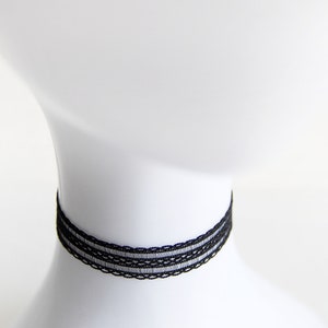 BREEZE CHOKER Gargantilla negra, transparente, elástica y atemporal, atada individualmente con cinta de raso de doble cara de alta calidad. imagen 3