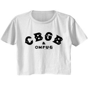 Peut inclure: T-shirt blanc court avec un texte noir qui dit "CBGB & OMFUG".
