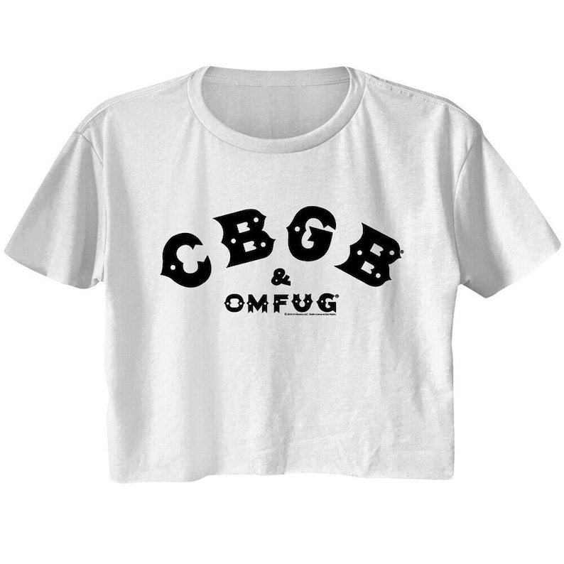Peut inclure: T-shirt blanc court avec un texte noir qui dit "CBGB & OMFUG".