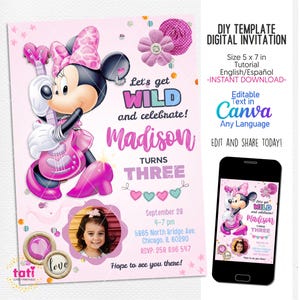 Fête d'anniversaire sauvage de Minnie. Invitation photo de modèle numérique modifiable. Filles roses mignonnes. Belle invitation à une célébration douce et amusante. Carte texte