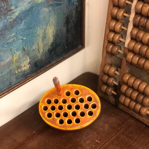 Vintage Medium Pottery Pencil Holder avec couleur jaune foncé milieu du siècle moderne grenouille céramique poterie et rétro Japon Fleur de style primitif image 4