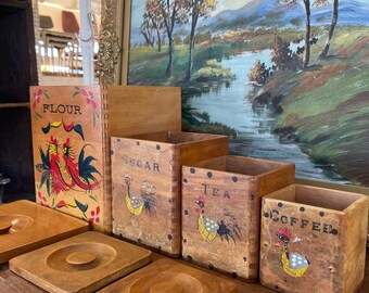 Envío gratuito dentro de los Estados Unidos continentales - Juego de botes de cocina de madera pintados a mano estilo vintage de mediados de siglo con motivo de gallo - Harina, azúcar, té, C