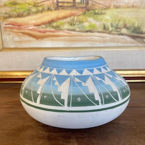 Spedizione gratuita negli Stati Uniti continentali - Vaso in ceramica Mesa Verde del 1979, dipinto a mano e firmato Zuni - Vaso artistico dei nativi americani del sud-ovest