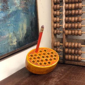 Vintage Medium Pottery Pencil Holder avec couleur jaune foncé milieu du siècle moderne grenouille céramique poterie et rétro Japon Fleur de style primitif image 3
