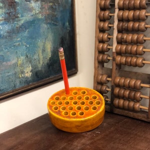 Vintage Medium Pottery Pencil Holder avec couleur jaune foncé milieu du siècle moderne grenouille céramique poterie et rétro Japon Fleur de style primitif image 1