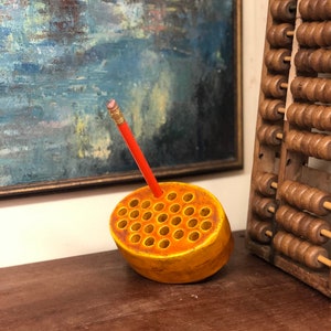 Vintage Medium Pottery Pencil Holder avec couleur jaune foncé milieu du siècle moderne grenouille céramique poterie et rétro Japon Fleur de style primitif image 2