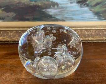 Envío gratuito dentro de los Estados Unidos continentales - Pisapapeles vintage de cristal transparente de mediados de siglo con burbujas controladas