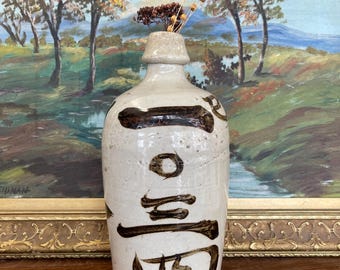 Envío gratuito dentro de los Estados Unidos continentales - Botella de sake de gres japonés Shigaraki con caligrafía