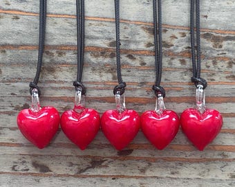Collar con colgante de corazón de cristal rojo, grande (20 mm), cordón negro.