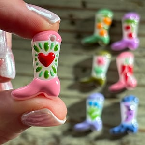 Perlina per stivali in vetro e smalto da 24 mm, adorabili stivali da cowboy multicolori
