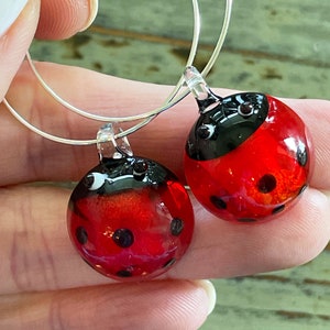 Créoles en verre au chalumeau, coccinelles, 25 mm