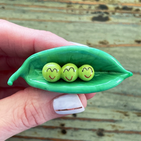 Glass Peas in a Pod, Green Lampwork Three Peas in a Pod, Display, Decoration, Figurine, Best Friend, Family Gifts