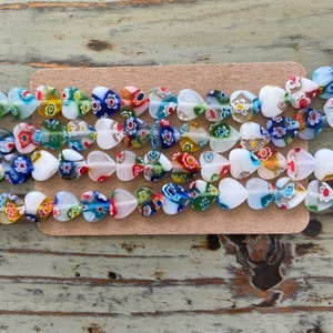 Millefiori Glasperlenstrang 10mm weiße Herzperlen, bunte Blumen Flachherzen