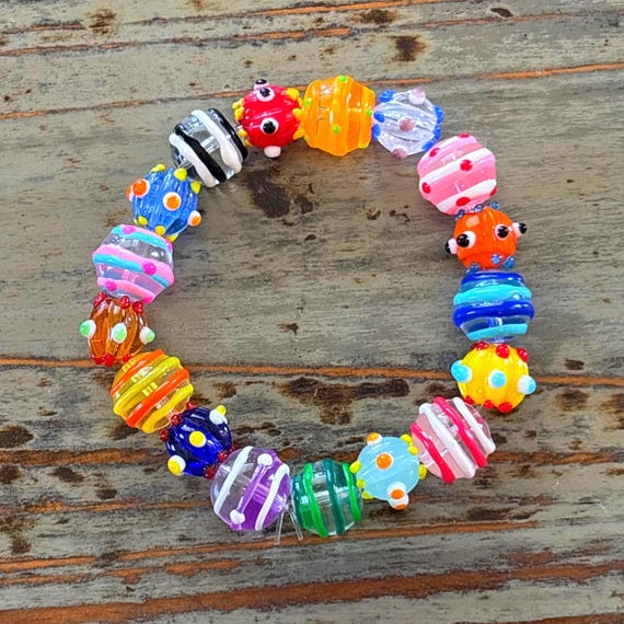 小さなガラスビーズのレインボーブレスレット ガラスビーズ
