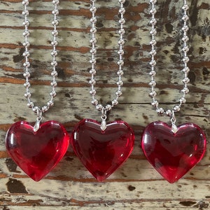 Collana in vetro a forma di cuore rosso, ciondolo a forma di cuore grande rosso scuro da 42 mm su catena in argento