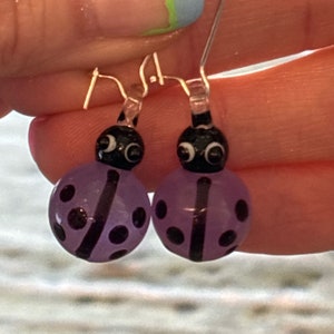 Boucles d'oreilles coccinelle en verre, boucle d'oreille coccinelle violet Lamwork