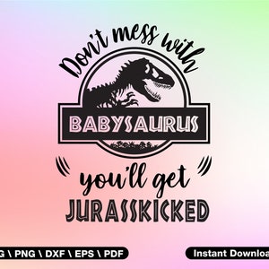 Könnte beinhalten: Schwarzweißes Grafikdesign mit einer Dinosauriersilhouette in einem Kreis. Der Text "Don't mess with BABYSAURUS you'll get JURASSKICKED" ist um den Kreis herum geschrieben.